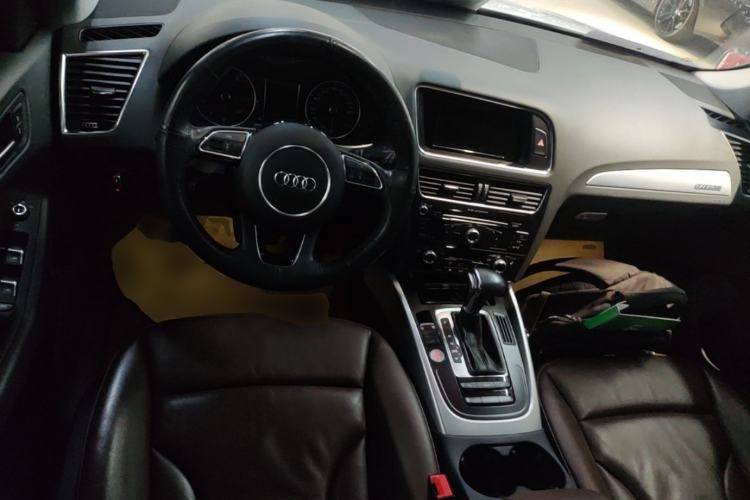 Used Audi Q5 2016 40 TFSI Technology Edition Center Console