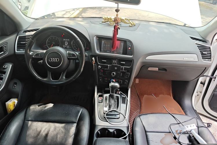 Used Audi Q5 2016 40 TFSI Trendy Edition Center Console