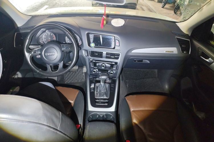 Used Audi Q5 2016 40 TFSI Technology Edition Center Console