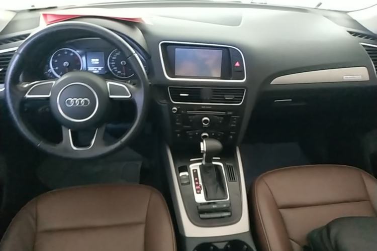 Used Audi Q5 2016 40 TFSI Trendy Edition Center Console