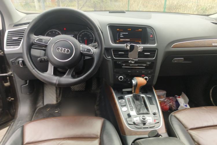 Used Audi Q5 2016 40 TFSI Comfort Model Center Console