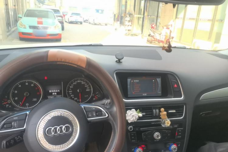 Used Audi Q5 2016 40 TFSI Technology Edition Center Console