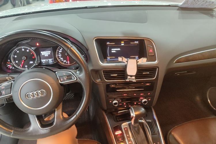 Used Audi Q5 2016 40 TFSI Comfort Model Center Console