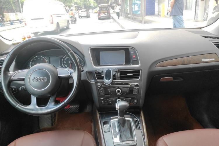 Used Audi Q5 2016 40 TFSI Trendy Edition Center Console