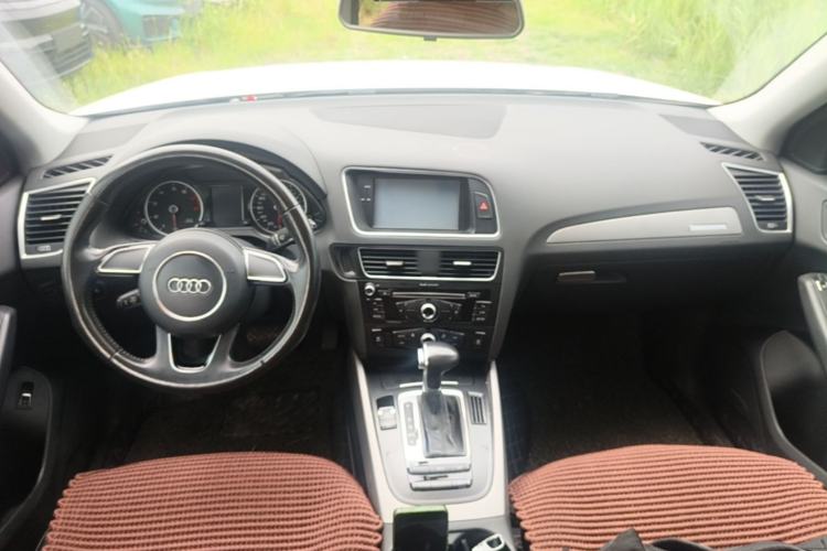 Used Audi Q5 2016 40 TFSI Trendy Edition Center Console