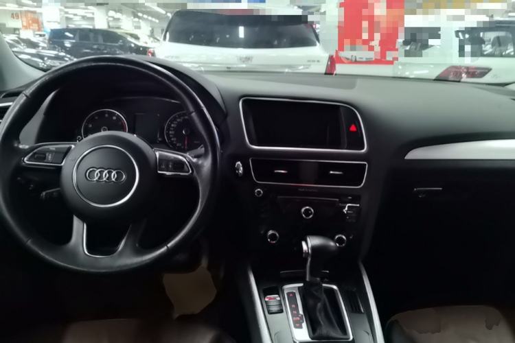 Used Audi Q5 2016 40 TFSI Technology Edition Center Console