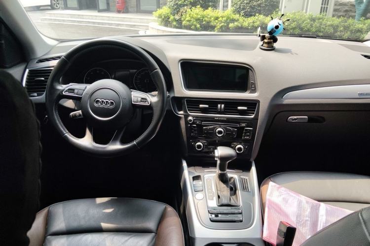 Used Audi Q5 2016 40 TFSI Technology Edition Center Console
