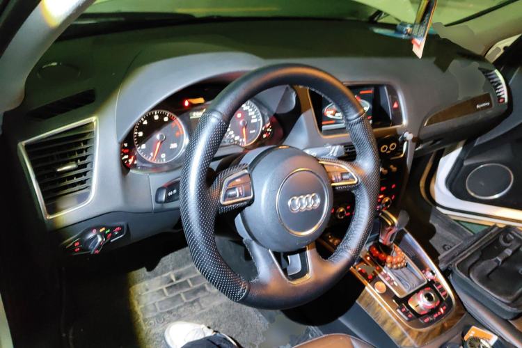 Used Audi Q5 2016 40 TFSI Comfort Model Center Console