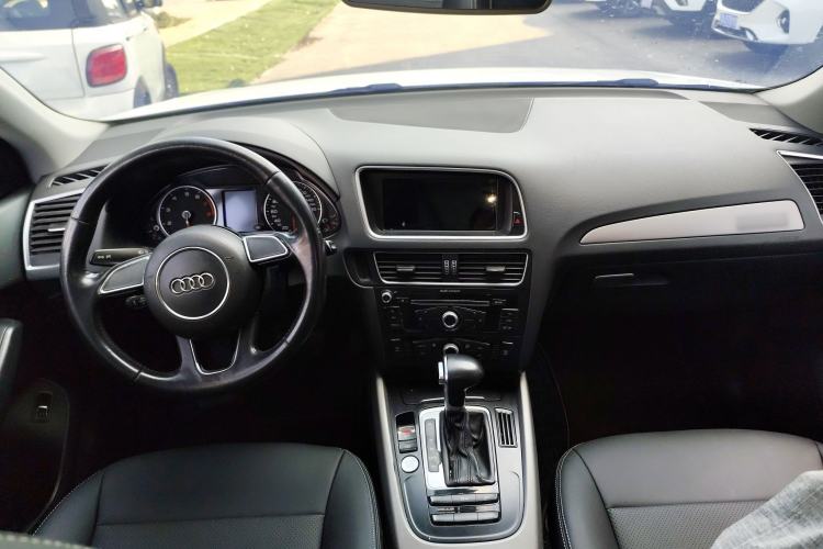 Used Audi Q5 2016 40 TFSI Trendy Edition Center Console