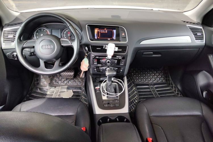 Used Audi Q5 2016 40 TFSI Trendy Edition Center Console