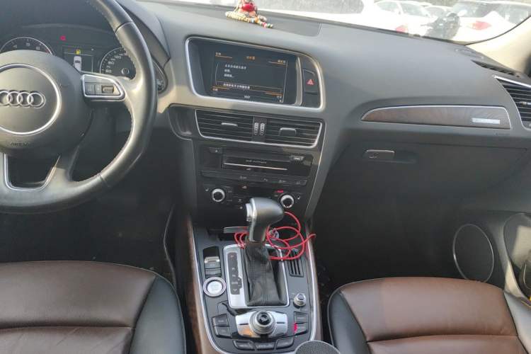Used Audi Q5 2016 40 TFSI Comfort Model Center Console