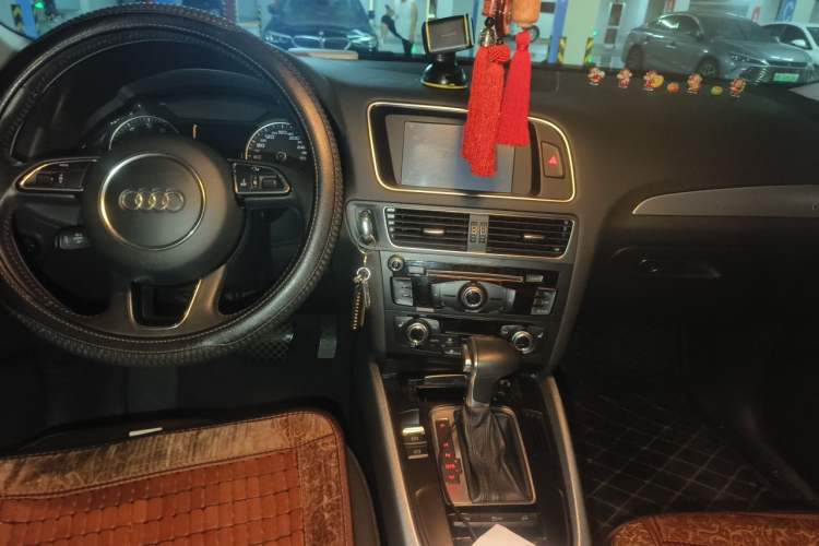 Used Audi Q5 2016 40 TFSI Technology Edition Center Console