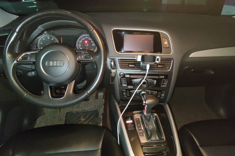 Used Audi Q5 2016 40 TFSI Trendy Edition Center Console