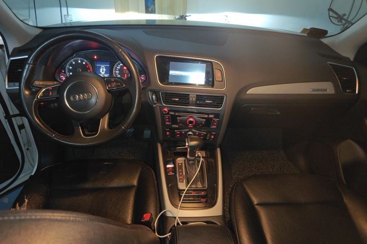 Used Audi Q5 2016 40 TFSI Trendy Edition Center Console