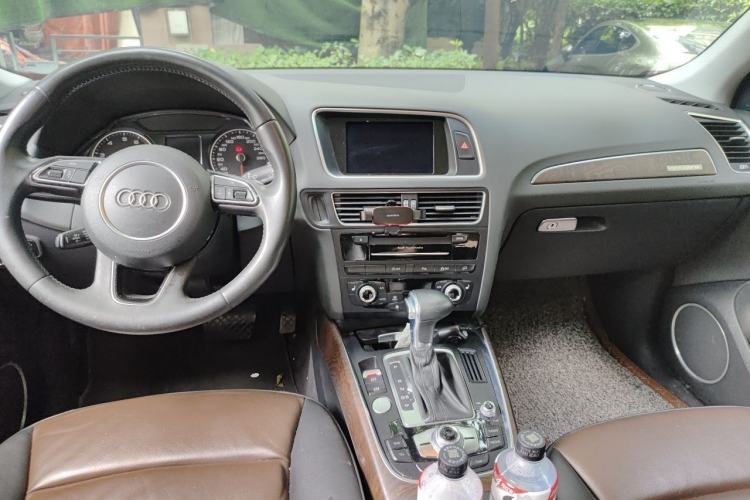 Used Audi Q5 2016 40 TFSI Comfort Model Center Console