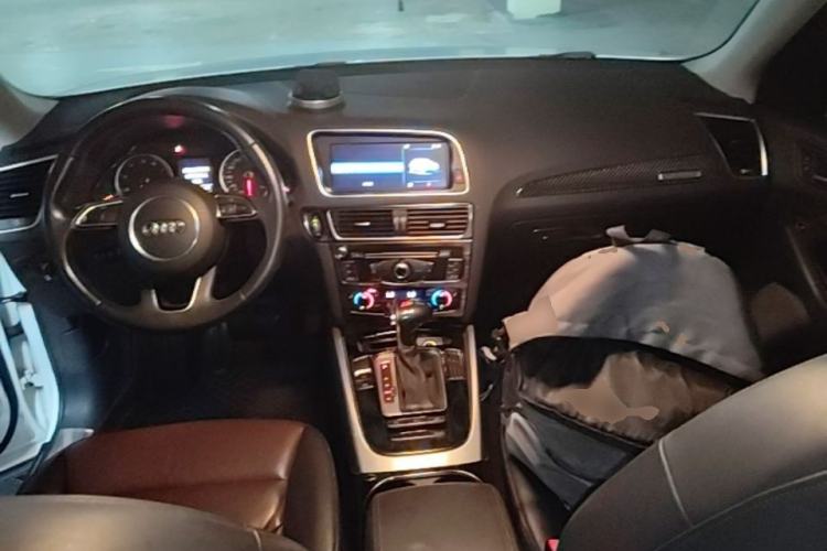 Used Audi Q5 2016 40 TFSI Technology Edition Center Console