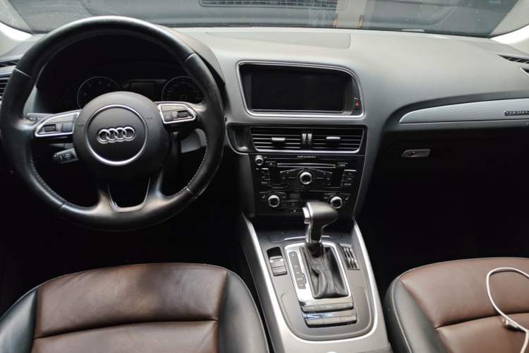 Used Audi Q5 2016 40 TFSI Technology Edition Center Console