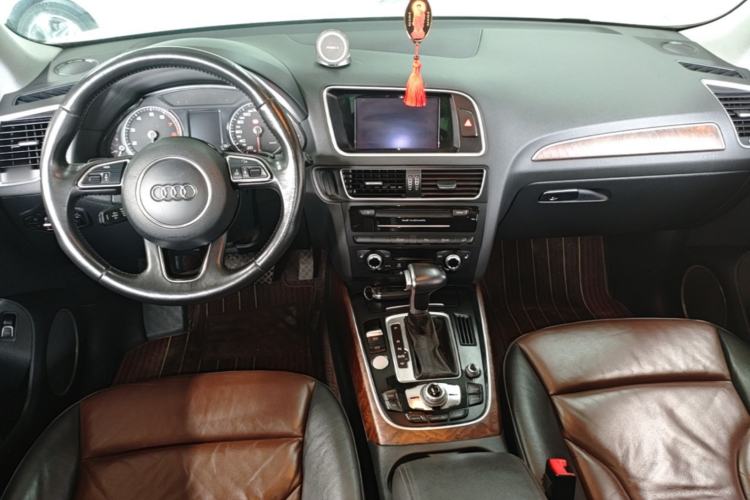 Used Audi Q5 2016 40 TFSI Comfort Model Center Console