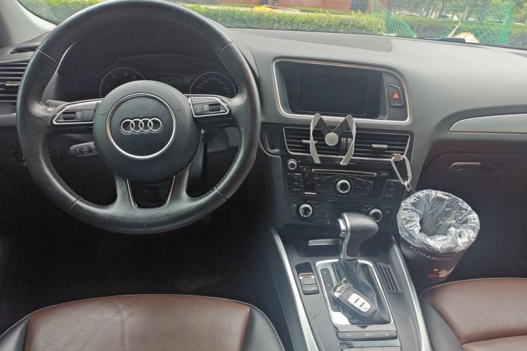 Used Audi Q5 2016 40 TFSI Technology Edition Center Console