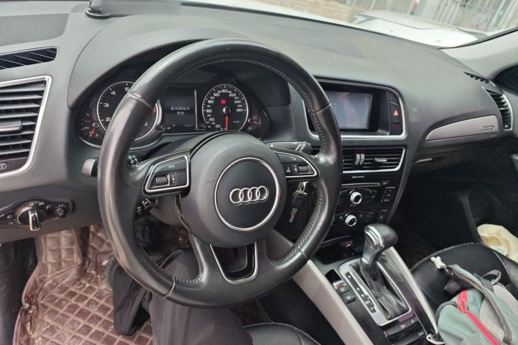 Used Audi Q5 2016 40 TFSI Trendy Edition Center Console
