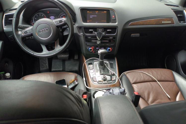 Used Audi Q5 2016 40 TFSI Comfort Model Center Console
