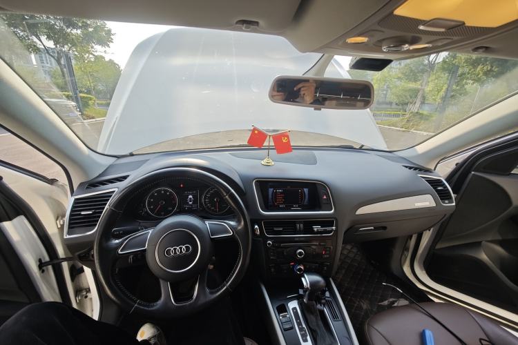 Used Audi Q5 2016 40 TFSI Trendy Edition Center Console