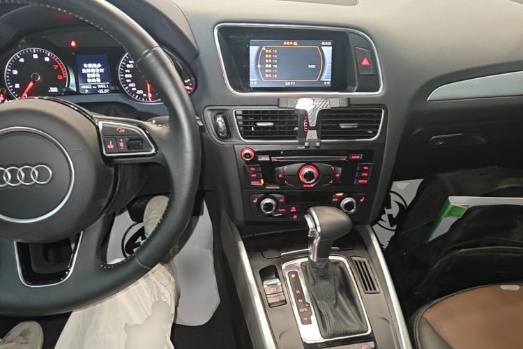 Used Audi Q5 2016 40 TFSI Technology Edition Center Console