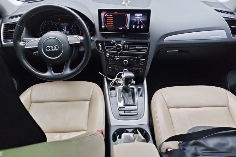 Used Audi Q5 2016 40 TFSI Trendy Edition Center Console