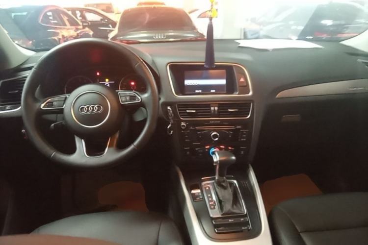 Used Audi Q5 2016 40 TFSI Trendy Edition Center Console