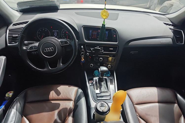 Used Audi Q5 2016 40 TFSI Technology Edition Center Console