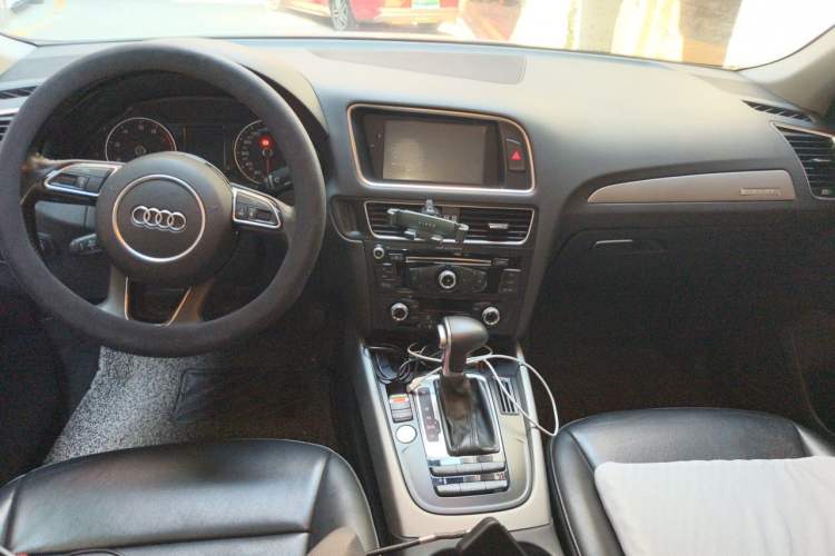 Used Audi Q5 2016 40 TFSI Technology Edition Center Console