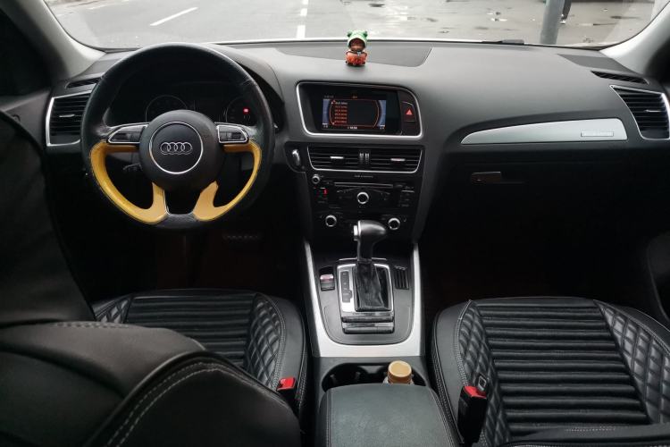 Used Audi Q5 2016 40 TFSI Comfort Model Center Console