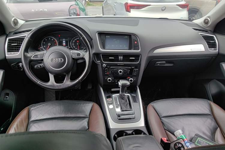 Used Audi Q5 2016 40 TFSI Technology Edition Center Console