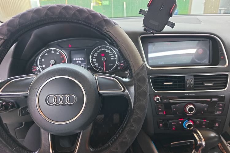 Used Audi Q5 2016 40 TFSI Trendy Edition Center Console