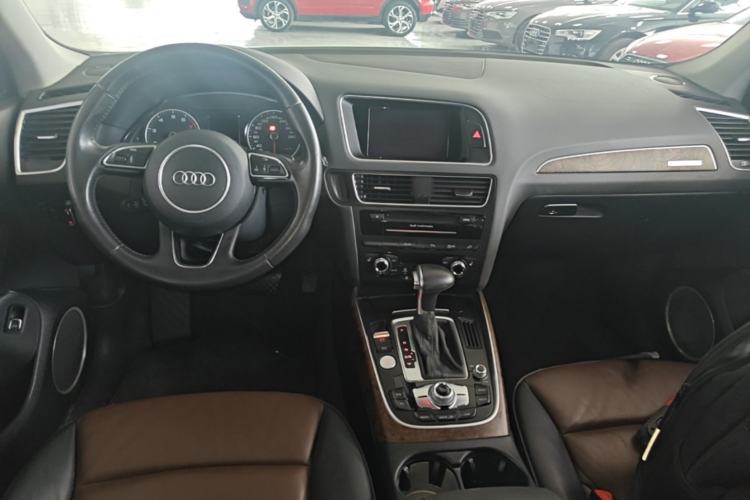 Used Audi Q5 2016 40 TFSI Comfort Model Center Console