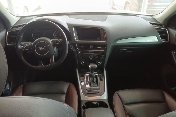 Used Audi Q5 2016 40 TFSI Comfort Model Center Console