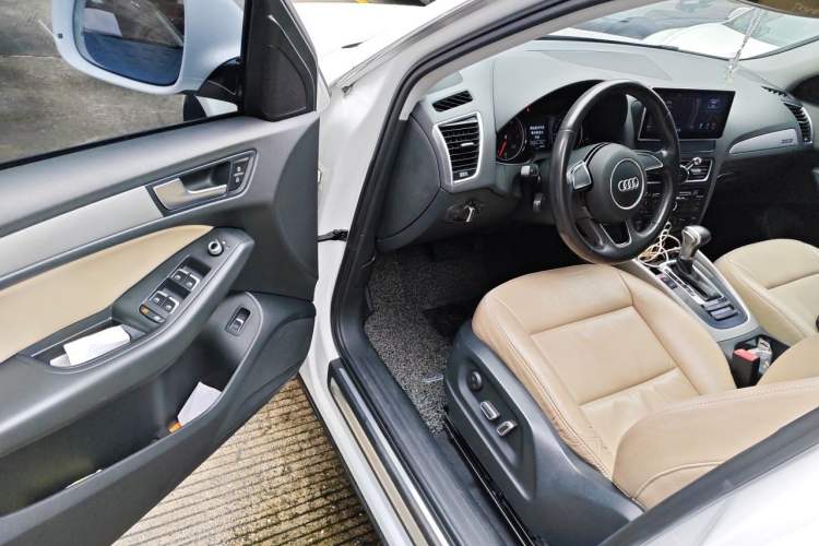 Used Audi Q5 2016 40 TFSI Trendy Edition Driver Seat
