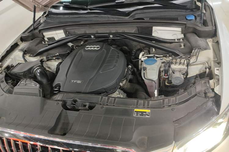 Used Audi Q5 2016 40 TFSI Comfort Model Engine Bay