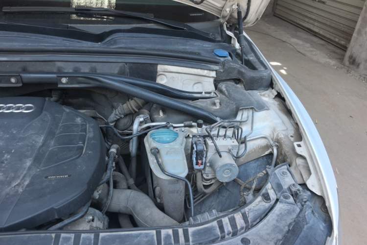 Used Audi Q5 2016 40 TFSI Comfort Model Engine Bay Left
