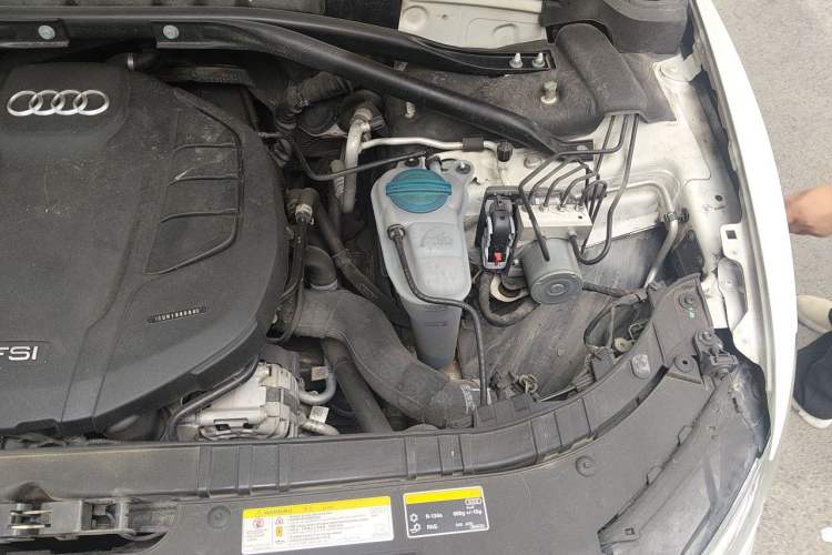 Used Audi Q5 2016 40 TFSI Comfort Model Engine Bay Left
