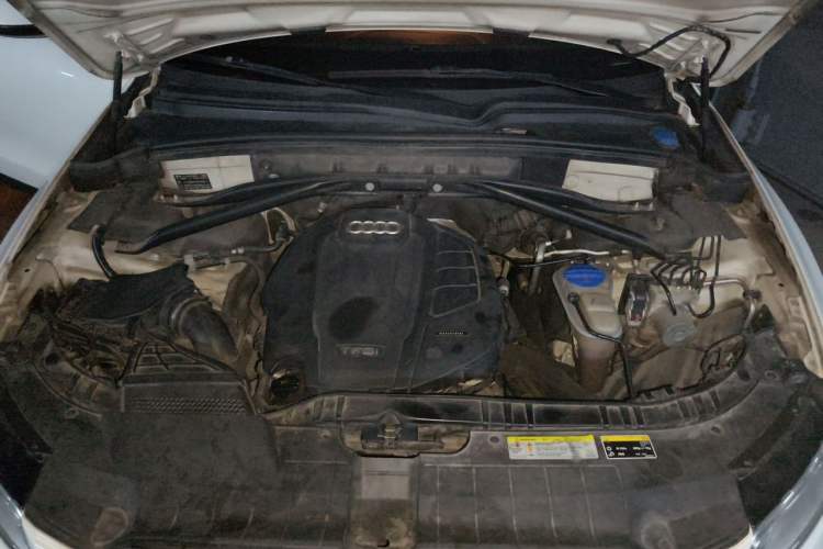 Used Audi Q5 2016 40 TFSI Comfort Model Engine Bay