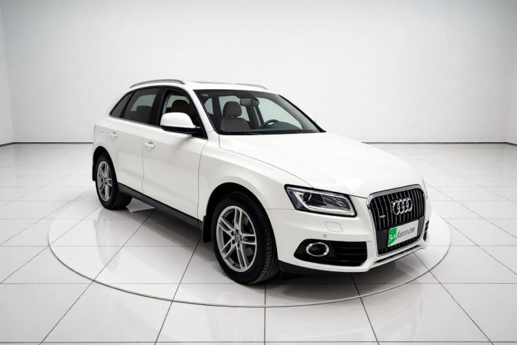 Used Audi Q5 2016 40 TFSI Comfort Model Front Right 45 Deg