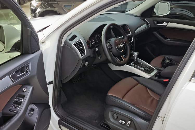 Used Audi Q5 2016 40 TFSI Technology Edition Left Front Seat
