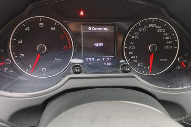 Used Audi Q5 2016 40 TFSI Comfort Model Odometer Close Up