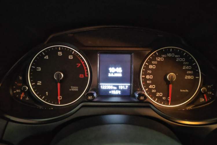 Used Audi Q5 2016 40 TFSI Technology Edition Odometer Close Up