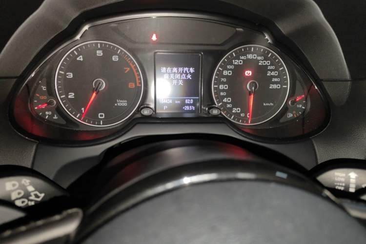 Used Audi Q5 2016 40 TFSI Comfort Model Odometer Close Up