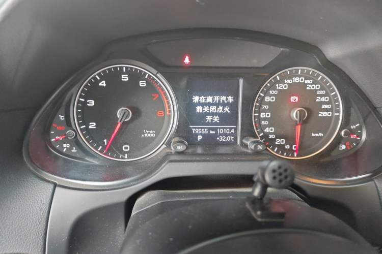 Used Audi Q5 2016 40 TFSI Technology Edition Odometer Close Up