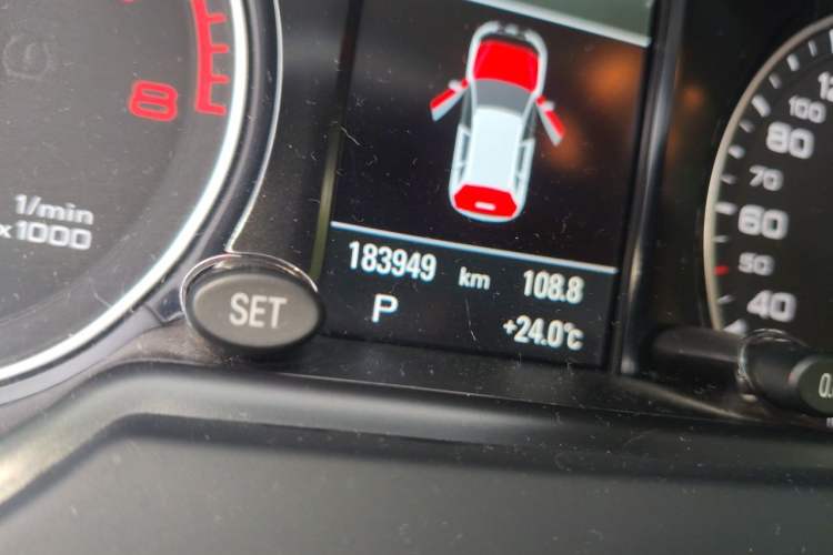 Used Audi Q5 2016 40 TFSI Comfort Model Odometer Close Up