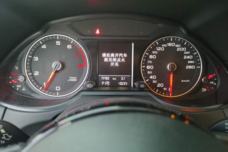 Used Audi Q5 2016 40 TFSI Comfort Model Odometer Close Up