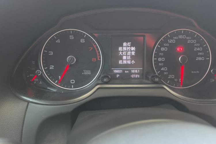 Used Audi Q5 2016 40 TFSI Comfort Model Odometer Close Up